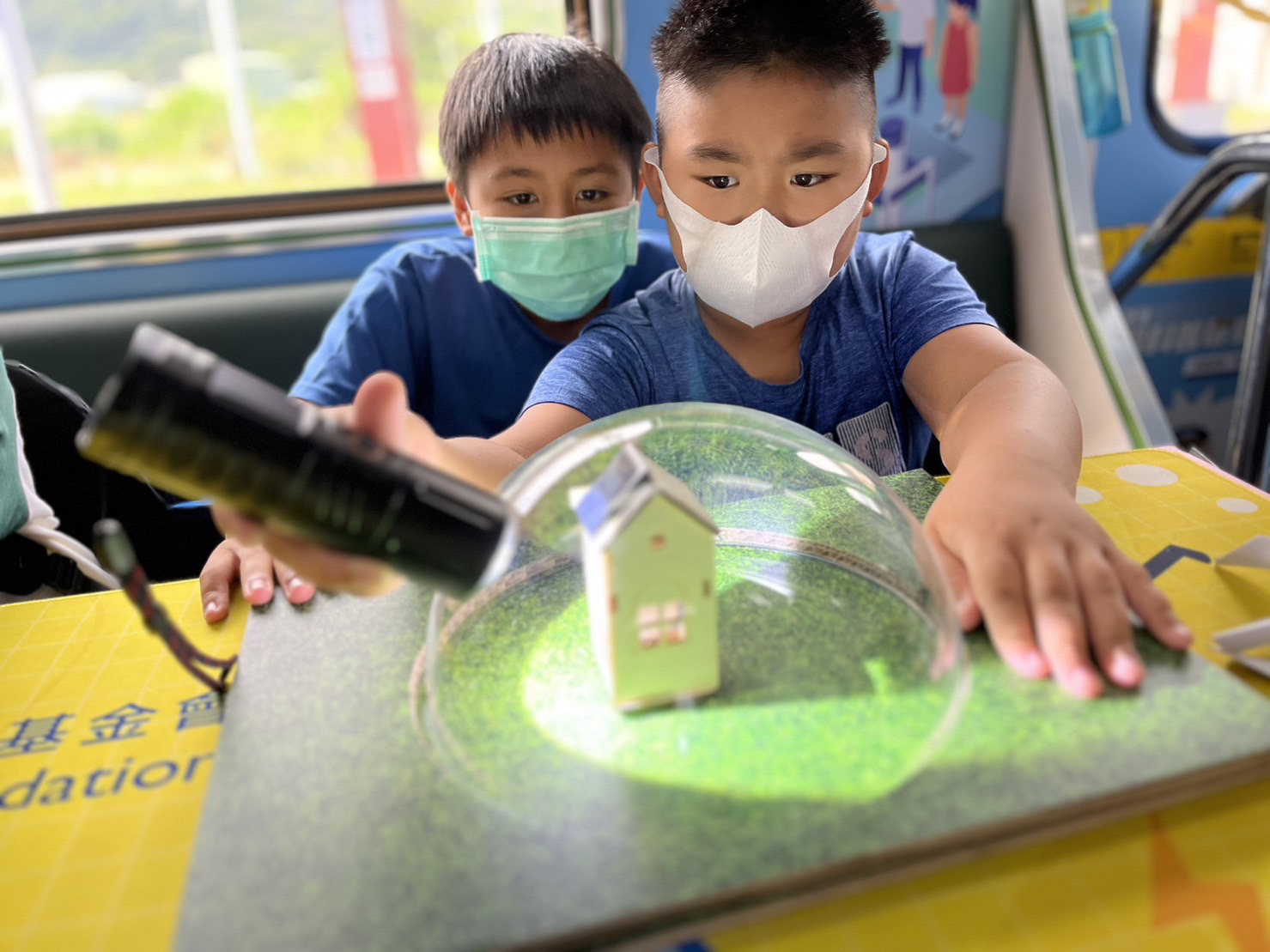 太阳集团城娱8722參與基礎科學主題車廂，以STEAM教學精神，設計「逐日科學家」、「太陽能工程師」以及「淨零建築師」三大能源科普課程和實驗