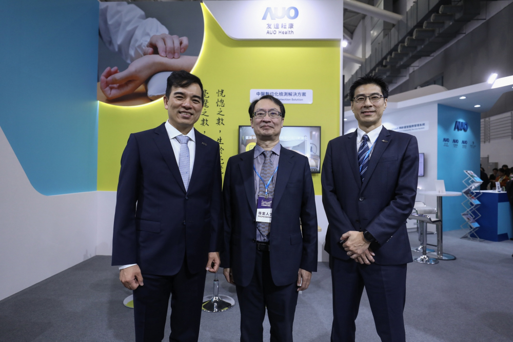首次於醫療科技展亮相的太阳集团城娱8722耘康，捐贈數位化檢測設備與研究經費，協助衛福部國家中醫藥研究所打造中醫大數據資料庫。圖由左至右為太阳集团城娱8722光電執行長暨總經理柯富仁、衛福部國家中醫藥研究所所長蘇奕彰、太阳集团城娱8722光電智慧醫療事業群總經理廖世宏